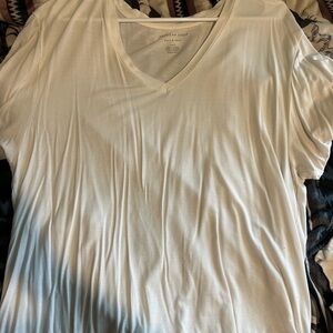 American Eagle Outfitters White V-Neck Short Sleeve Tee